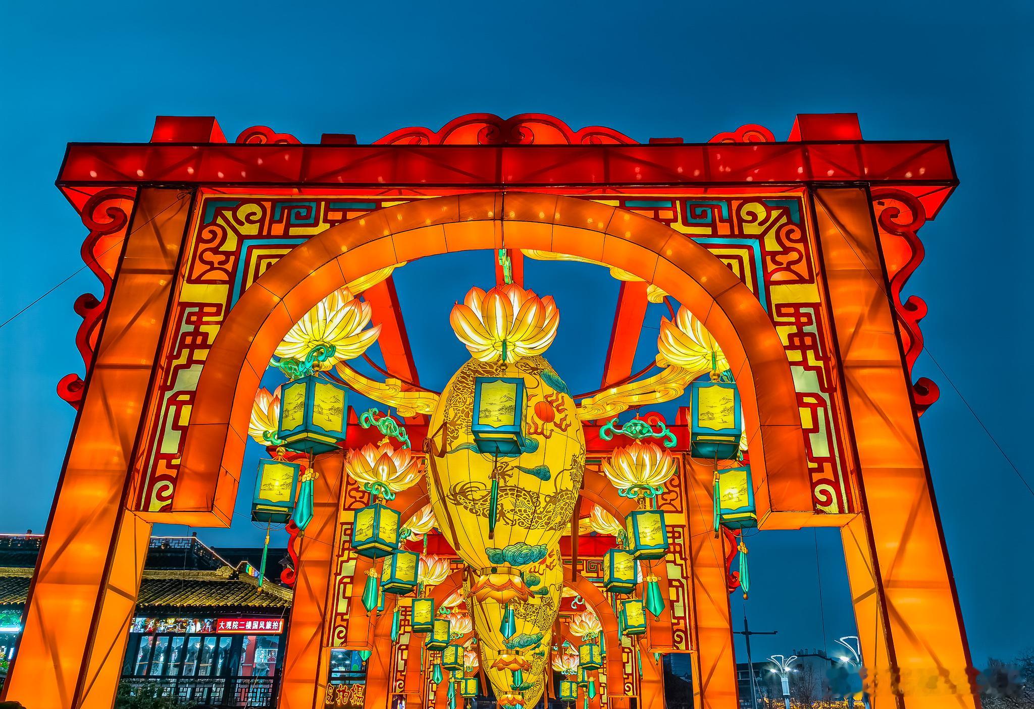 2025让更好发生  2025年的钟声即将敲响，跟往年一样，我选择在南京夫子庙感