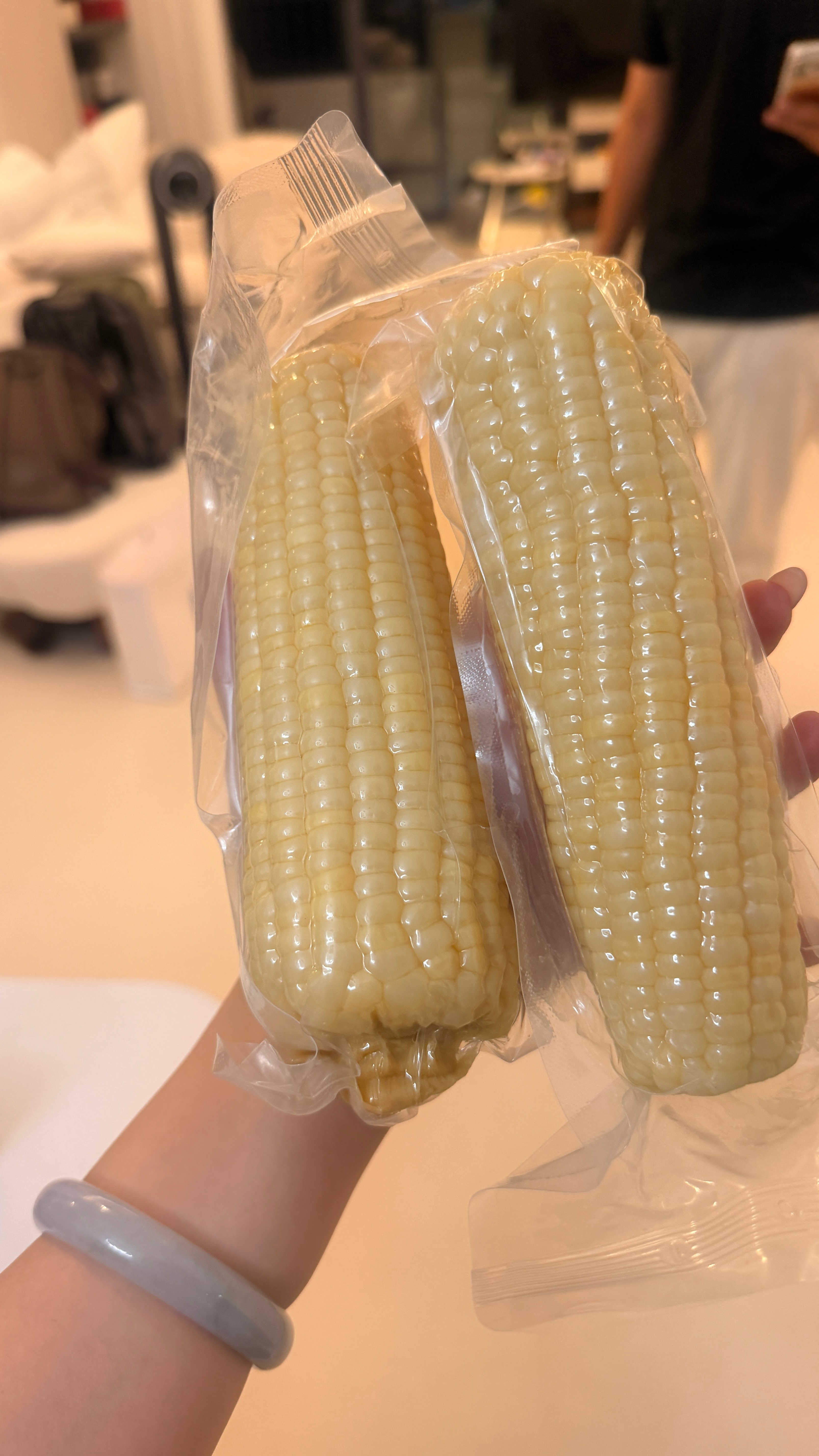 收到了慌姨的玉米🌽好吃到爆炸啊！还收到了老胡79元一件的T恤，就当是员工福利了