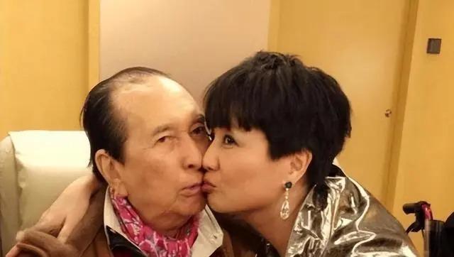 “你每天病殃殃的，我需要再娶一房妻子！”1957年，何鸿燊的妻子躺在病床上，他却