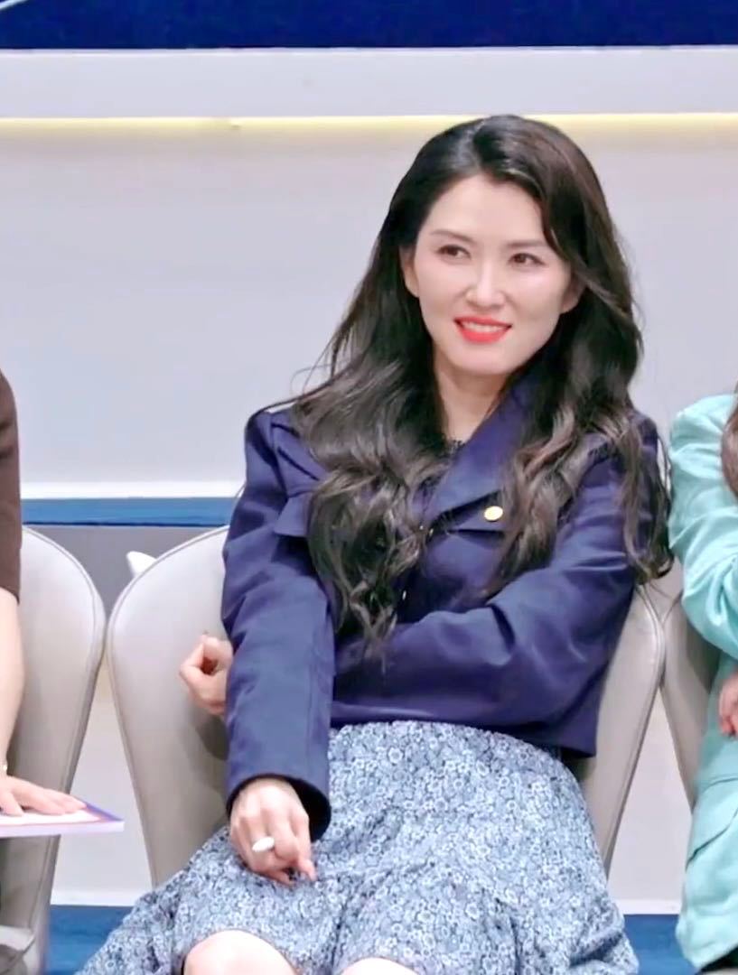 徐洁儿一公不是垫底 小透明也有发光的一天。徐洁儿一公不是垫底，是开始。后面的路，