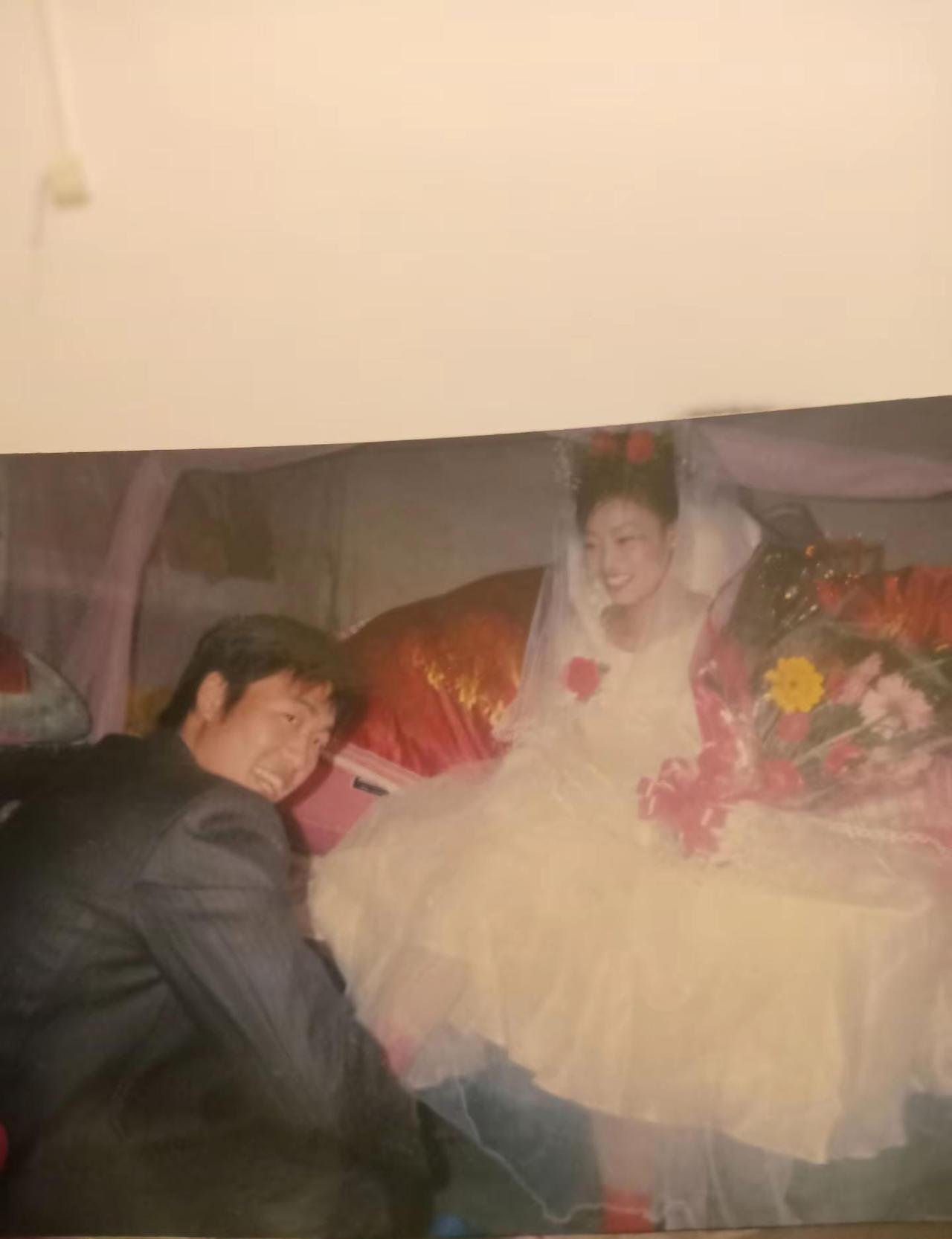 82岁，还能穿婚纱走红毯？
这对老夫妻把答案写成了22年。
十年前，邻居笑他们“