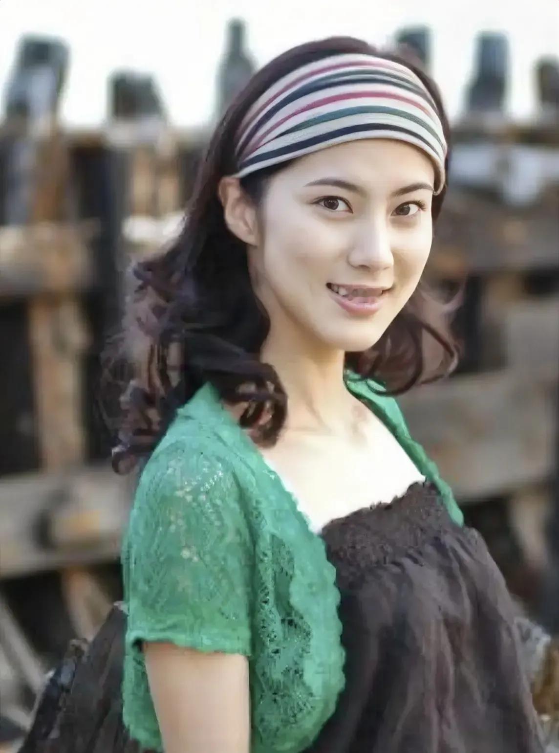 她，山东淄博人，中国内地女演员，毕业于上海戏剧学院表演戏本科。长得漂亮，端雅大方