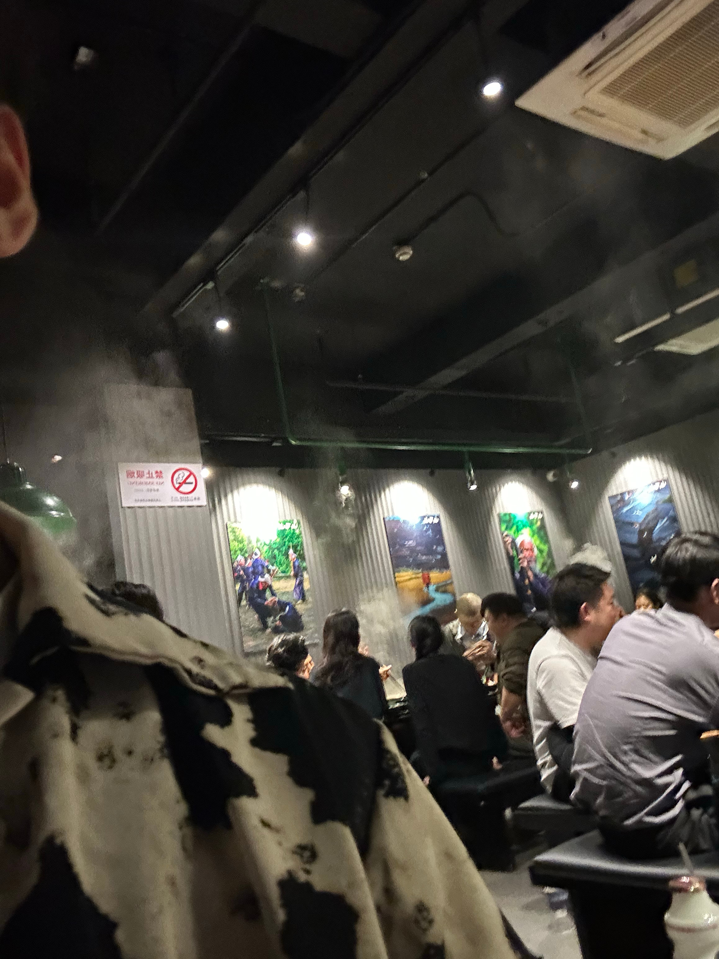 吃着吃着火锅，李诞就坐进隔壁桌来了虽然很想过去碰个杯，甚至以火锅为题材想好了一个