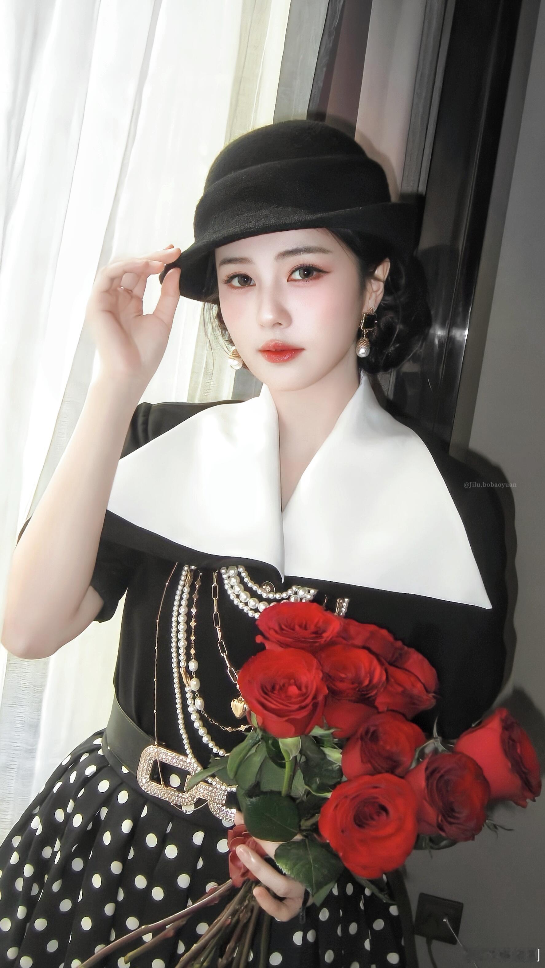 白鹿温婉千金味尤那套墨绿复古裙，盘发一挽，低头写字的时候，真的有种家境优渥、知书