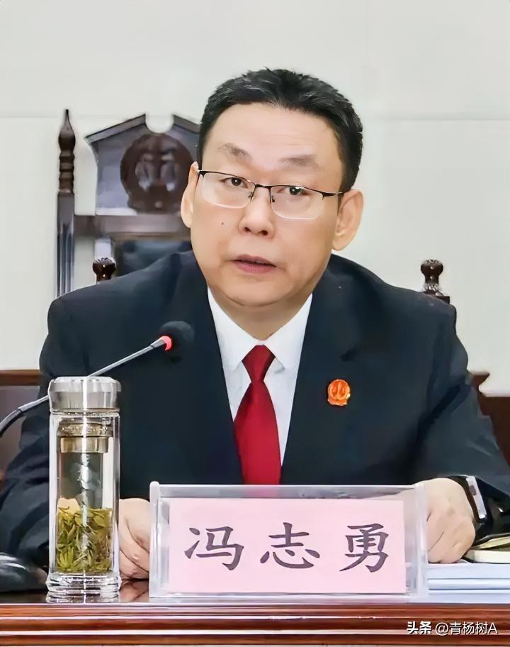 对女当事人明目张胆的索贿。我敢打赌，郭洪波这样的事肯定没少干。对于“冯院长是不是