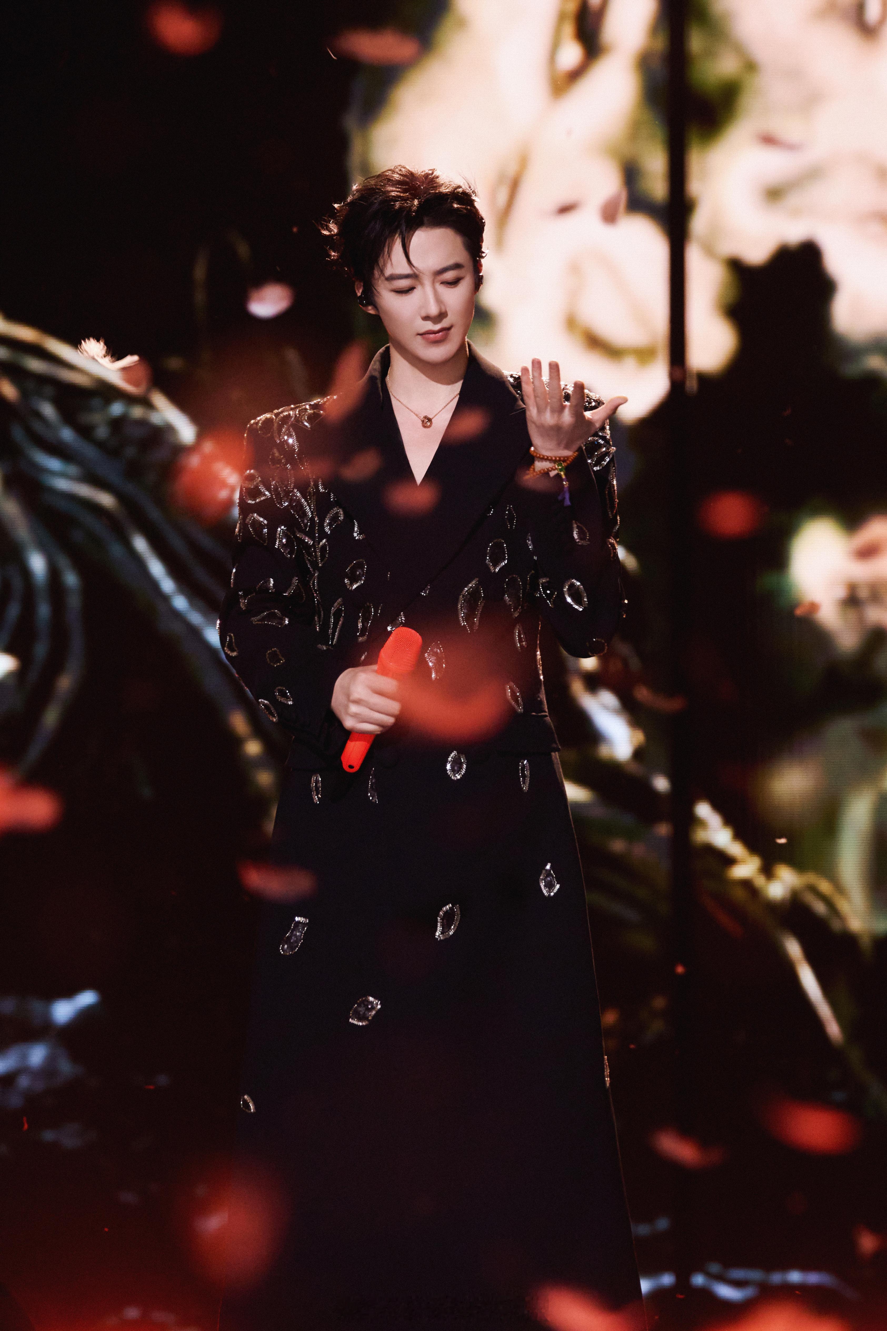 刘宇宁的2025巡演 🐾刘宇宁玫瑰丛生 🐾摩登兄弟 落英漫舞台，黑西装碎光裹