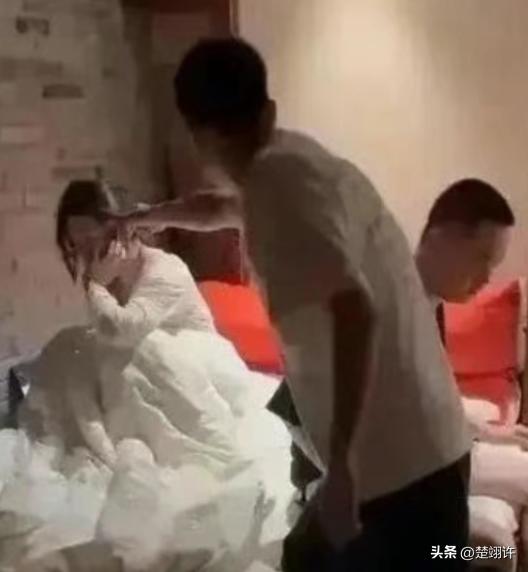 “大快人心！”山东淄博，一男子在回家后，意外撞见了妻子和一位情夫的奸情，他愤怒不