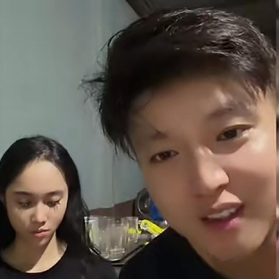 小松和秋秋昨天从越南省城安沛回到了中国四川巴中，他们准备在老家住两天，就带着可昕