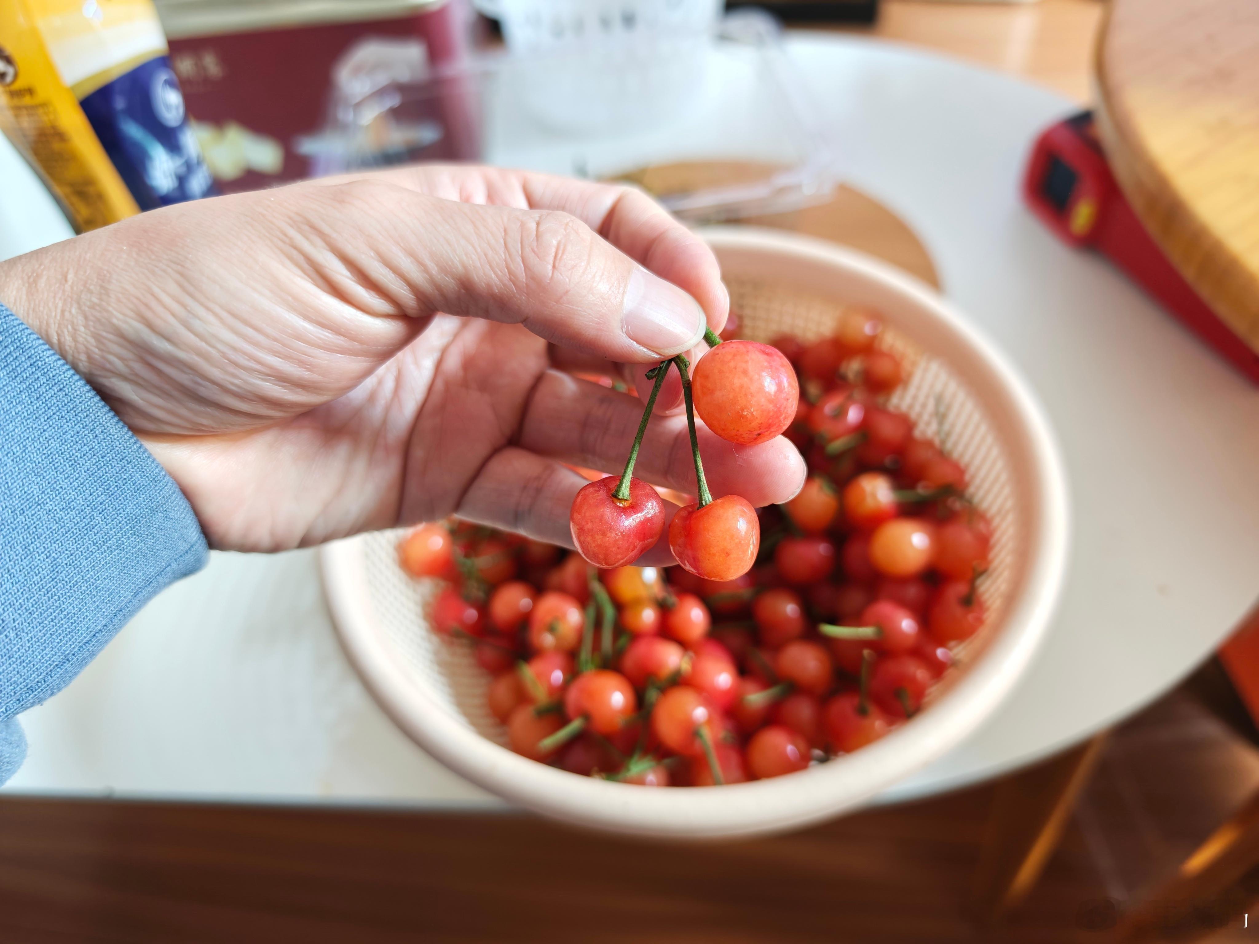 吃樱桃的季节，今年南方雨水太多，不是很甜。 