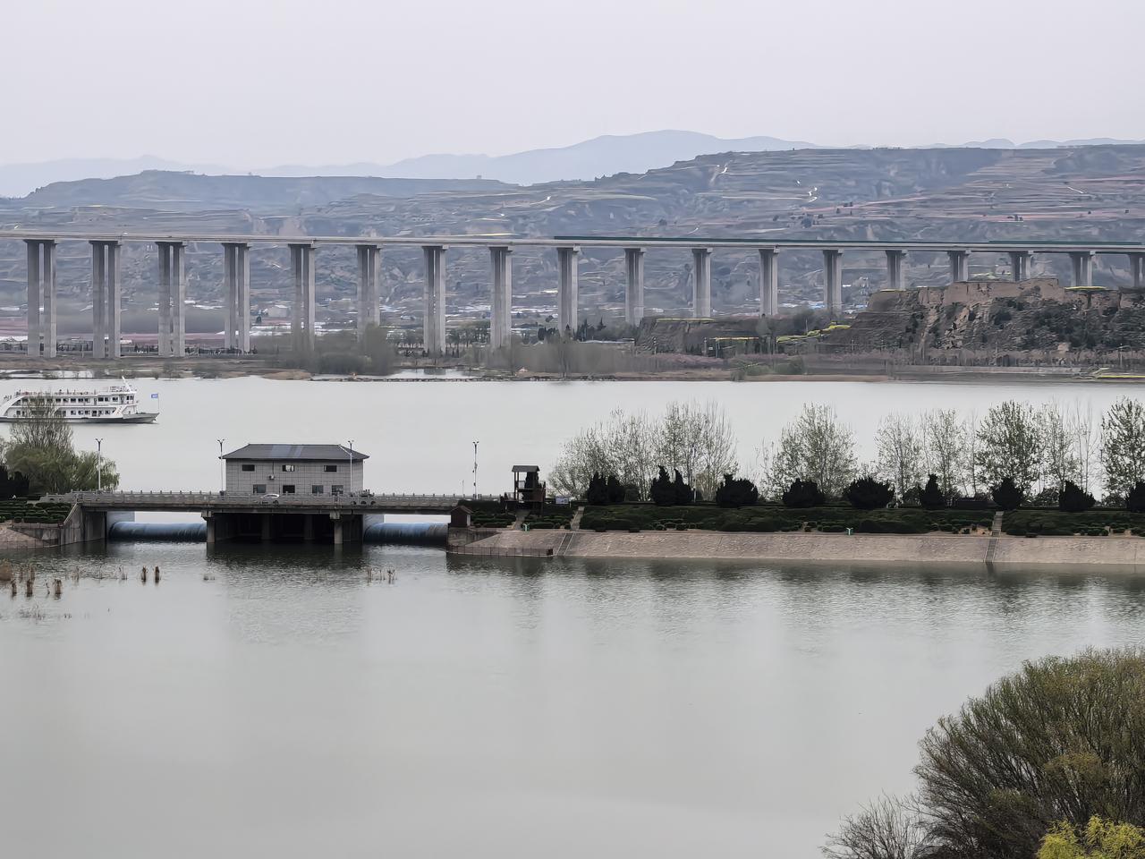 小城生活的好处就是，到哪都不远，干啥都方便。不用追赶早晚高峰的人潮，不用把大把时
