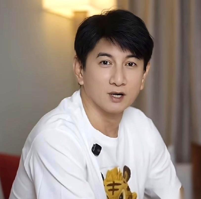 10月4日的直播里，吴奇隆亲口承认自己已经彻底不拍戏了。
大家本以为他只是暂缓脚
