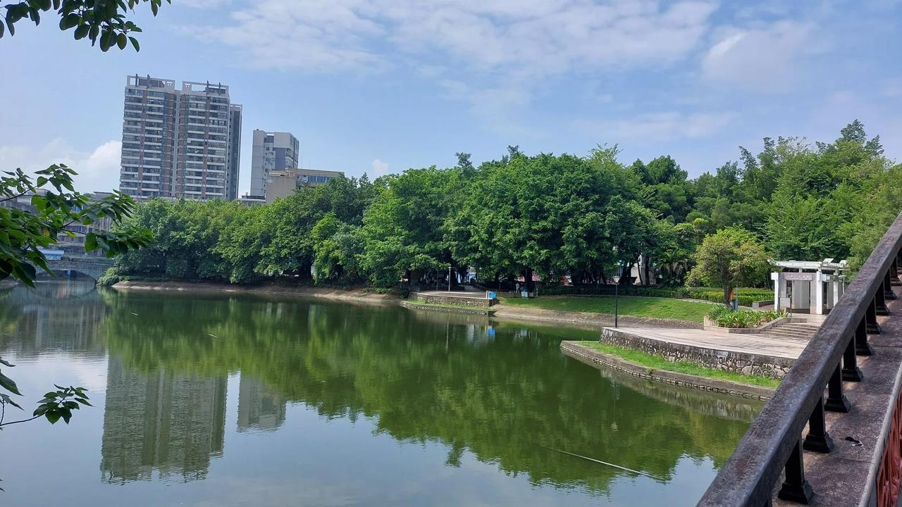 清城区中山公园周日也没有什么人来逛了，是因为中午的关系吗？有一些老年人仍在下棋或