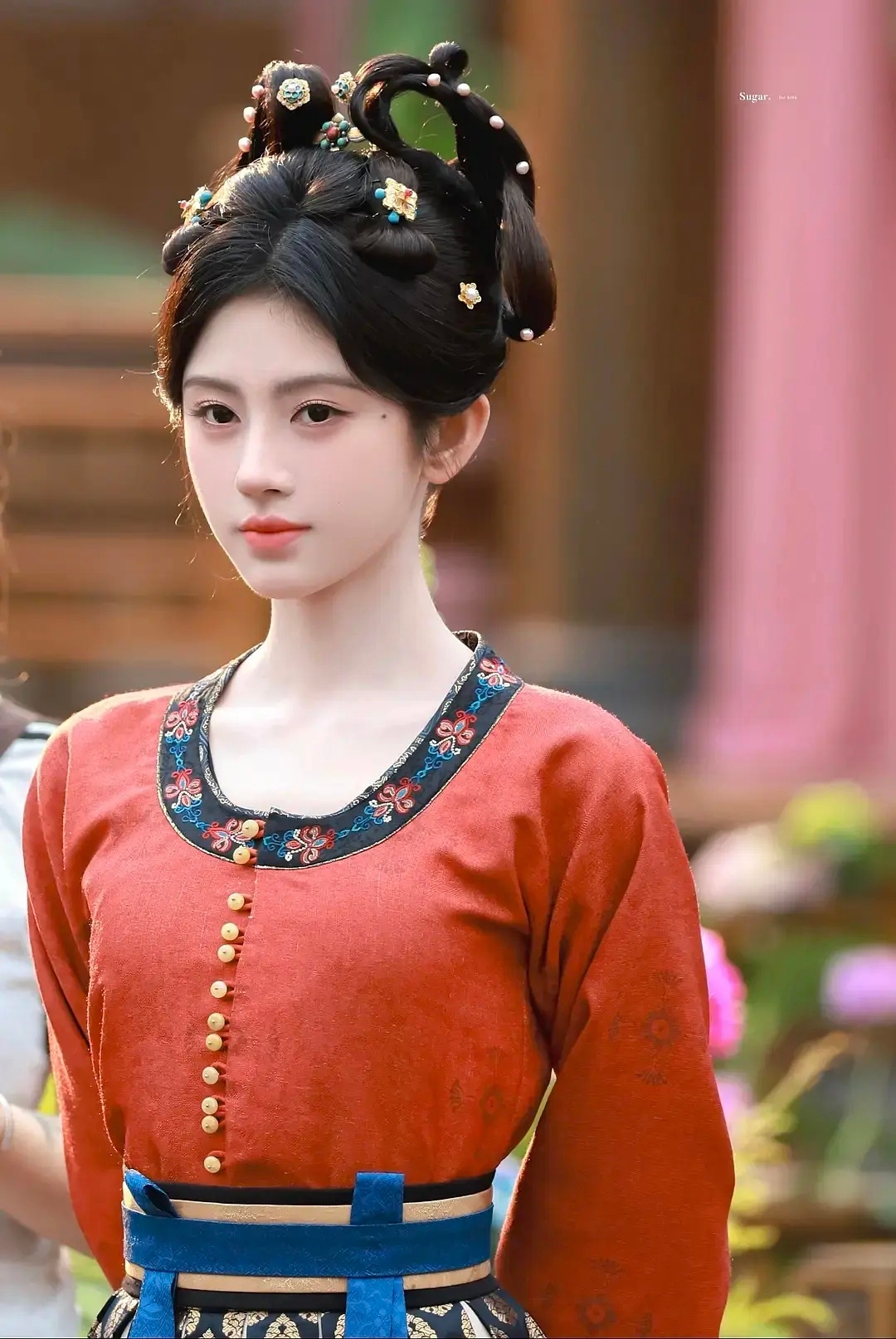 鞠婧祎这个唐制妆造怎么样，感觉一般了。 