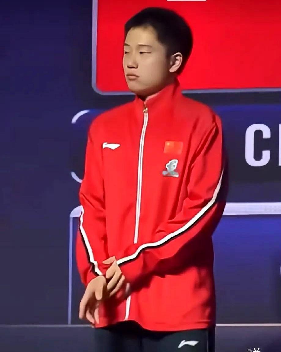 连赢两局被逆转，领奖台上的银牌刚挂上脖子，李天阳就一把拽了下来塞进兜里。

全场