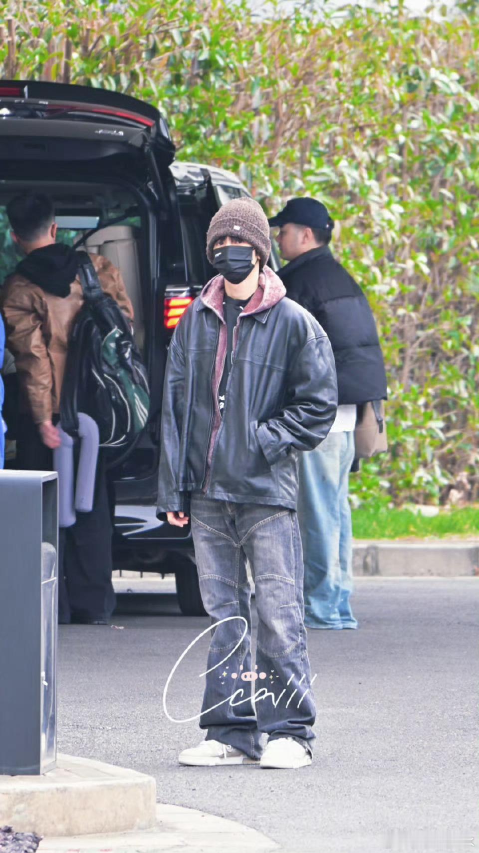 陈哲远飞长沙录制大侦探11陈哲远录《大侦探》啦！小头小脸戴毛线帽超萌，乖乖听粉丝