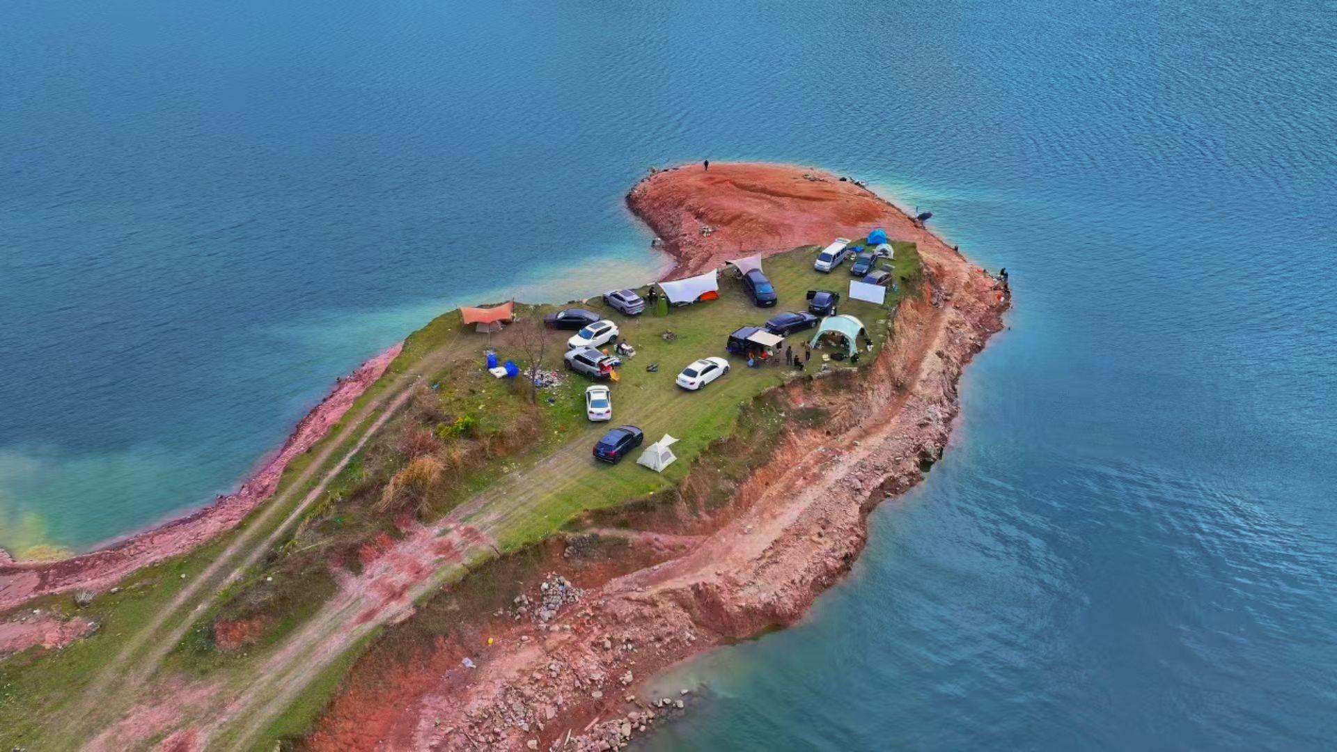 青田乌岩。比起前年十月份的绿草坪，这个别有一番风味，神仙露营地！⛺