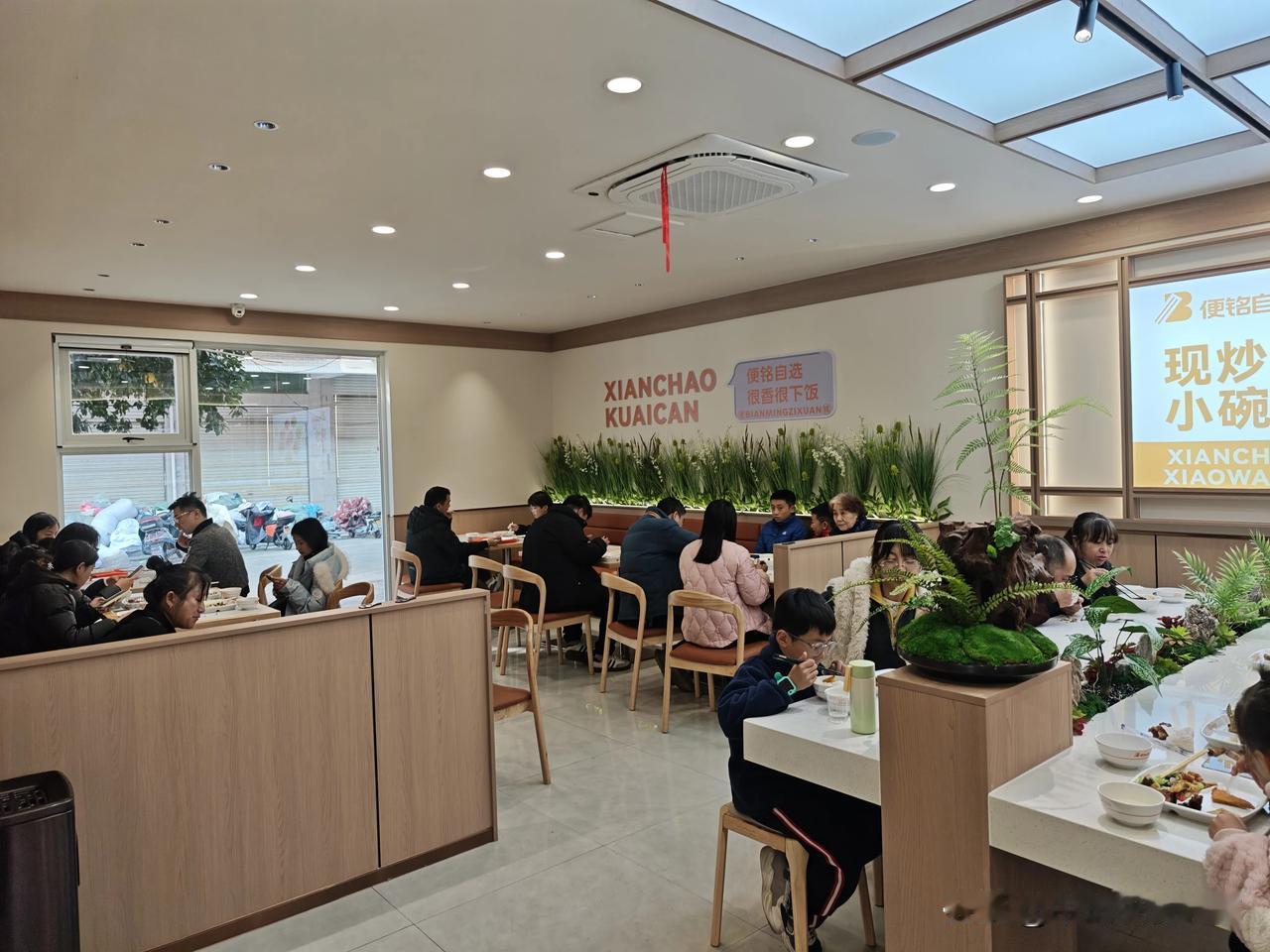 战胜自己
和自己开战，才能拯救自己。这个世界，看似千军万马过独木桥，但其实你的对