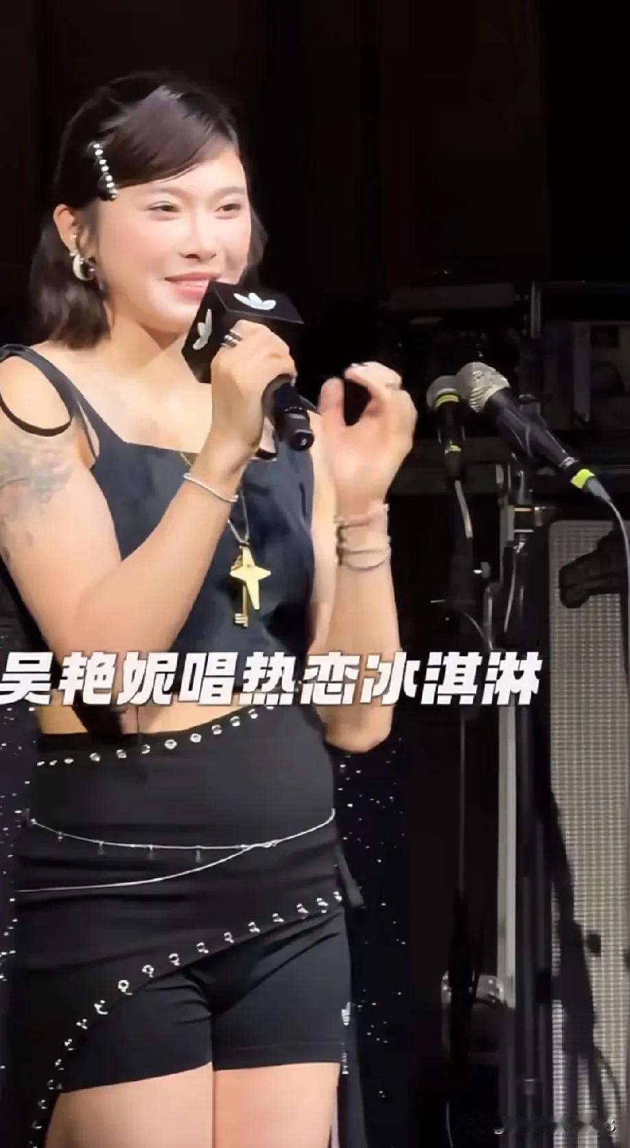 怎么给吴艳妮拍得这么真实啊！原来她也有小肚子，瞬间觉得身材焦虑少多了。这状态，感