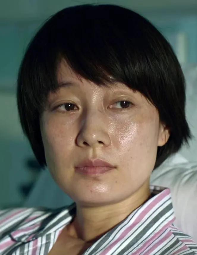 马伊琍的素颜，是很真实的皮肤状态。

《错位》中，马伊琍全程素颜出演，勇气十足。