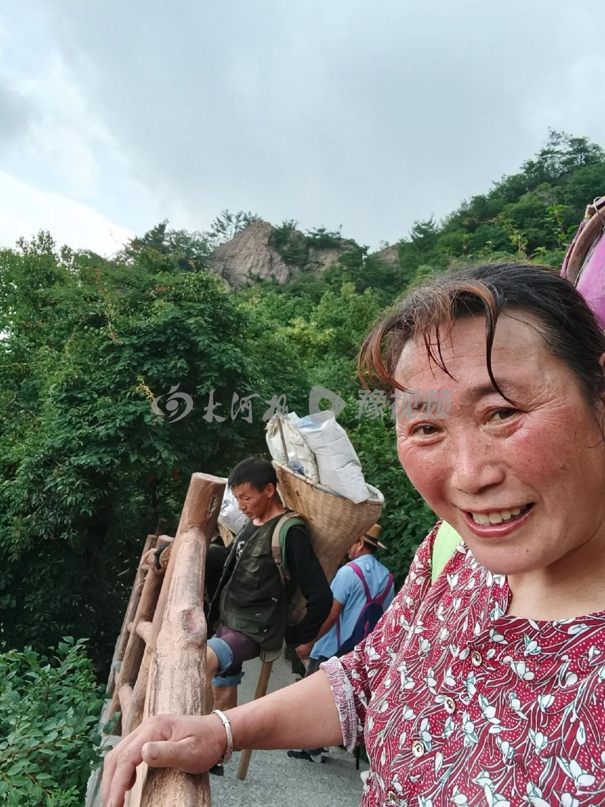 老君山女挑山工雷姐回应收入：背一趟挣几十块，月入三四千到五六千；此前，因带千万粉丝网红李炮儿体验挑山