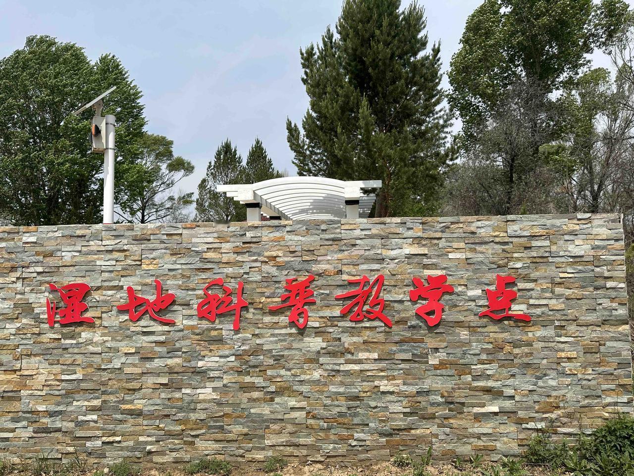 在晋西北黄土高原，右玉曾是“风沙席卷一整年”的苦寒之地。如今的苍头河畔，却呈现“