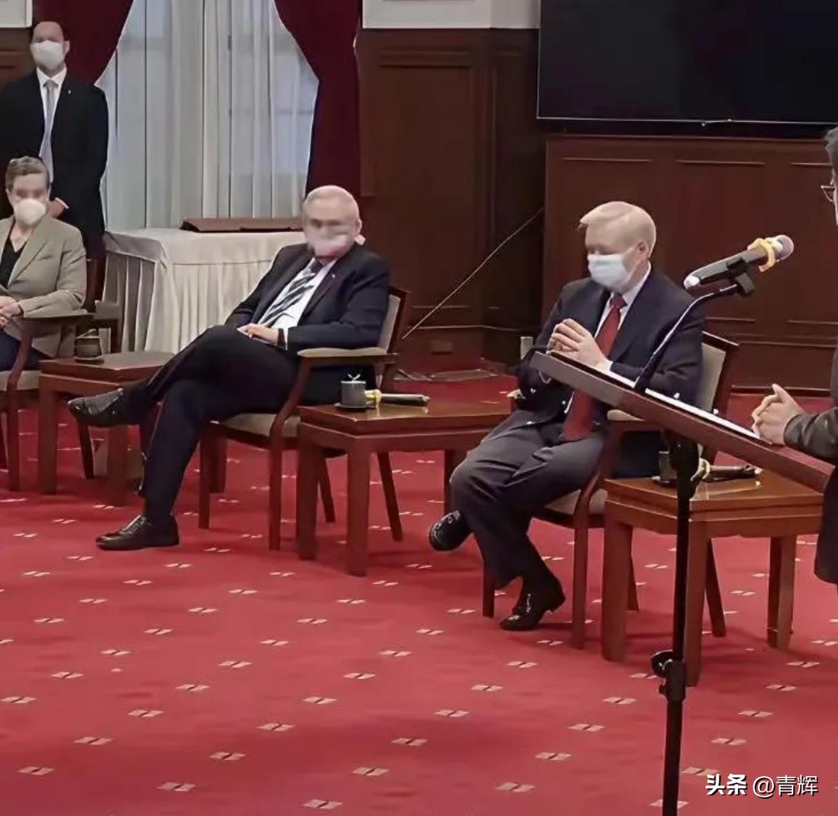 人家美国人走到哪里都有一种松弛感！中国:你说啥？
特朗普访华过程中有几组画面引发