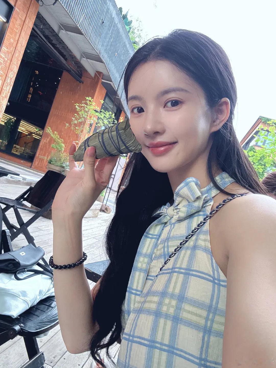 刘些宁这张照片有种金晨和赵露思合体的感觉 ​​​