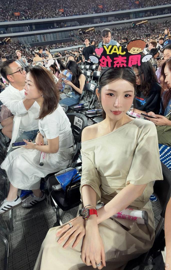 原来青春真的能站在你对面唱歌啊。以前攒着零用钱买专辑、躲在被窝里偷偷听的日子，在