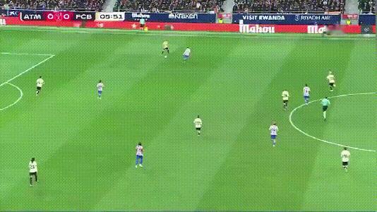 巴萨门将加西亚出现了超级超级、巨大巨大的失误，接队友回传球直接漏进球门了，这球还