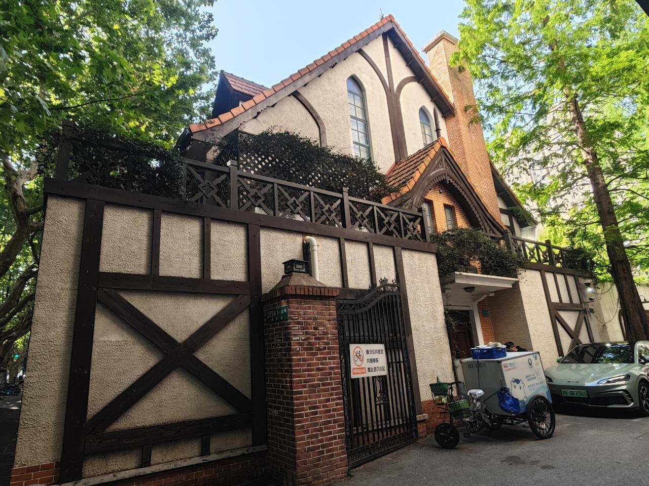 始建于1925年的上海新华路，是当年上海公共租界的越界筑路。

最初叫安和寺路，