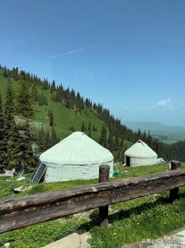 那拉提｜日出照雪山，花海漫草原
 
蒙古语里，那拉提是“最先见到太阳的地方”。清