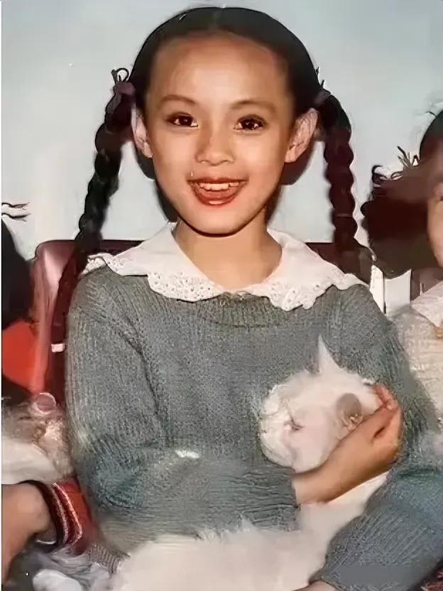 谁曾想，这个大脑袋瓜子的小女孩，长大后成了家喻户晓的大明星，你知道她是谁吗？#娱