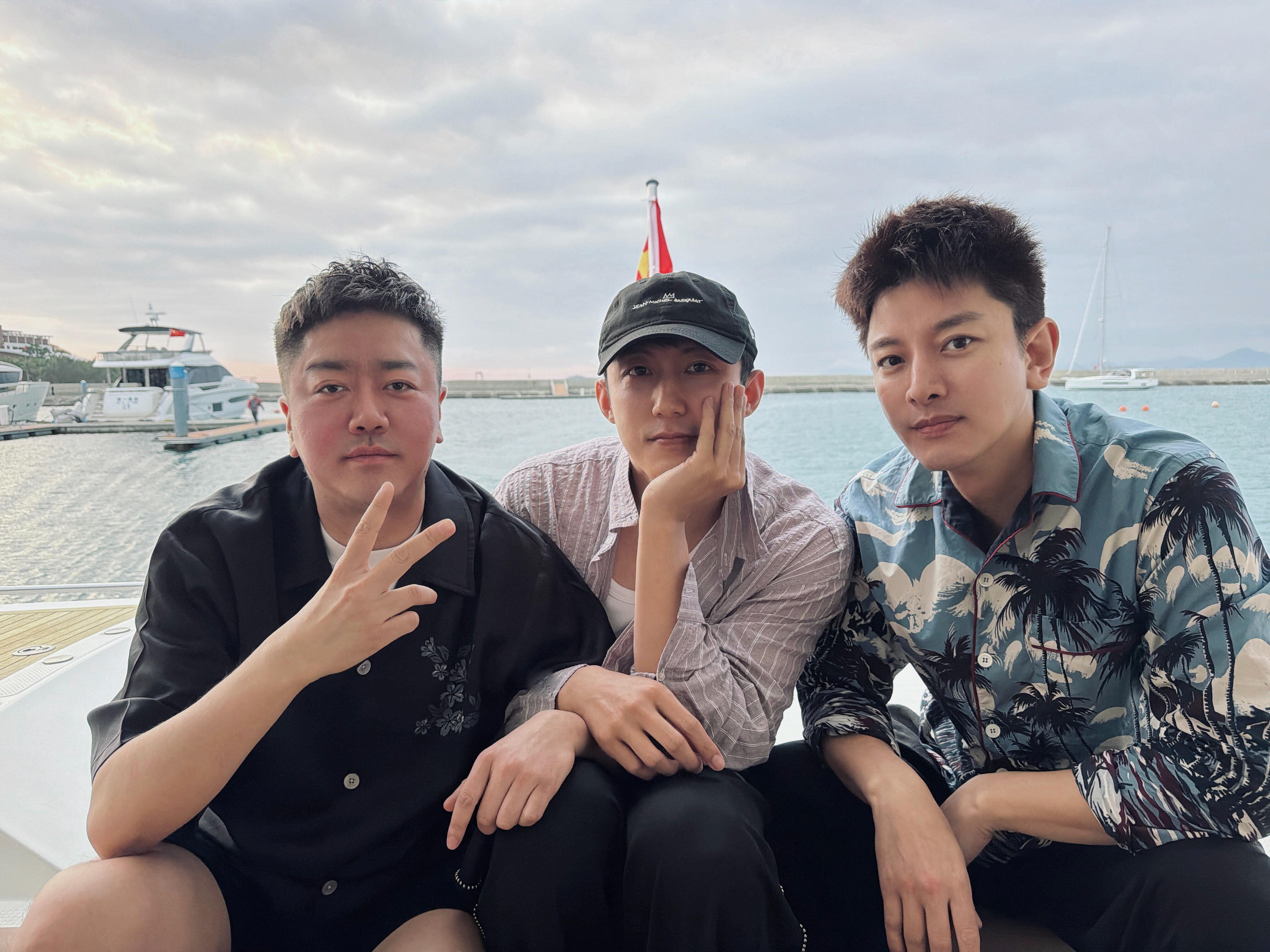 黄景瑜︱出海合影系列20260222在三亚路演结束后，跟亮哥一起出海玩儿的合影！