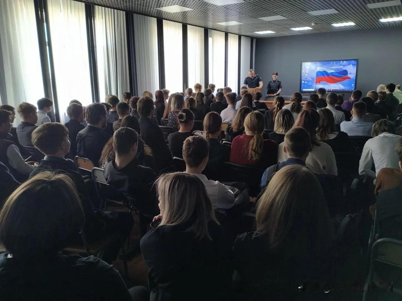 本次活动中，两位民警代表进行宣讲：
 
- 警察局上尉帕维尔·谢尔盖耶维奇·波洛