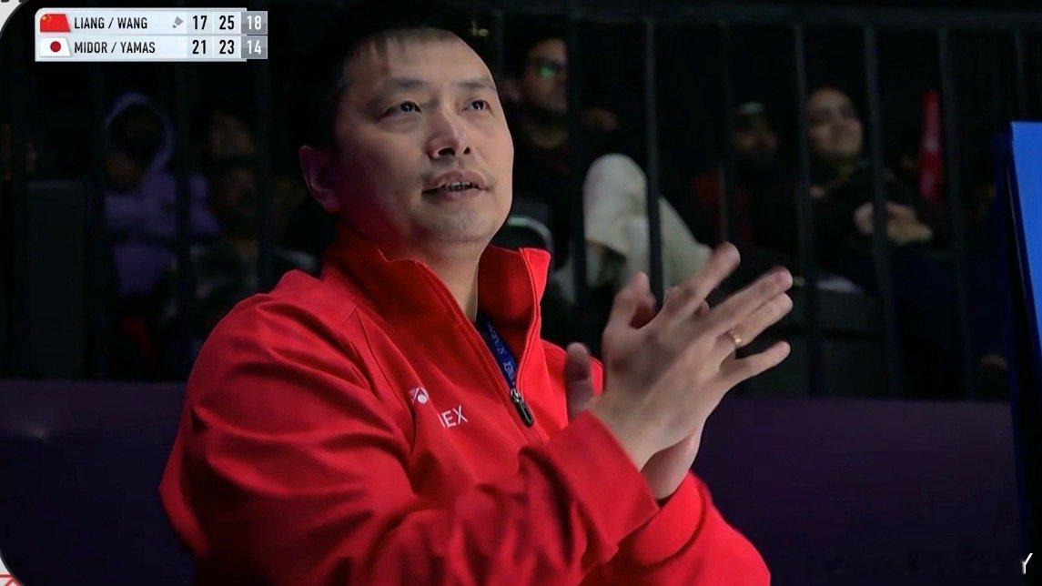 哎呀 新的一年 中国男乒和中国男羽集体起立了马年有魔力啊