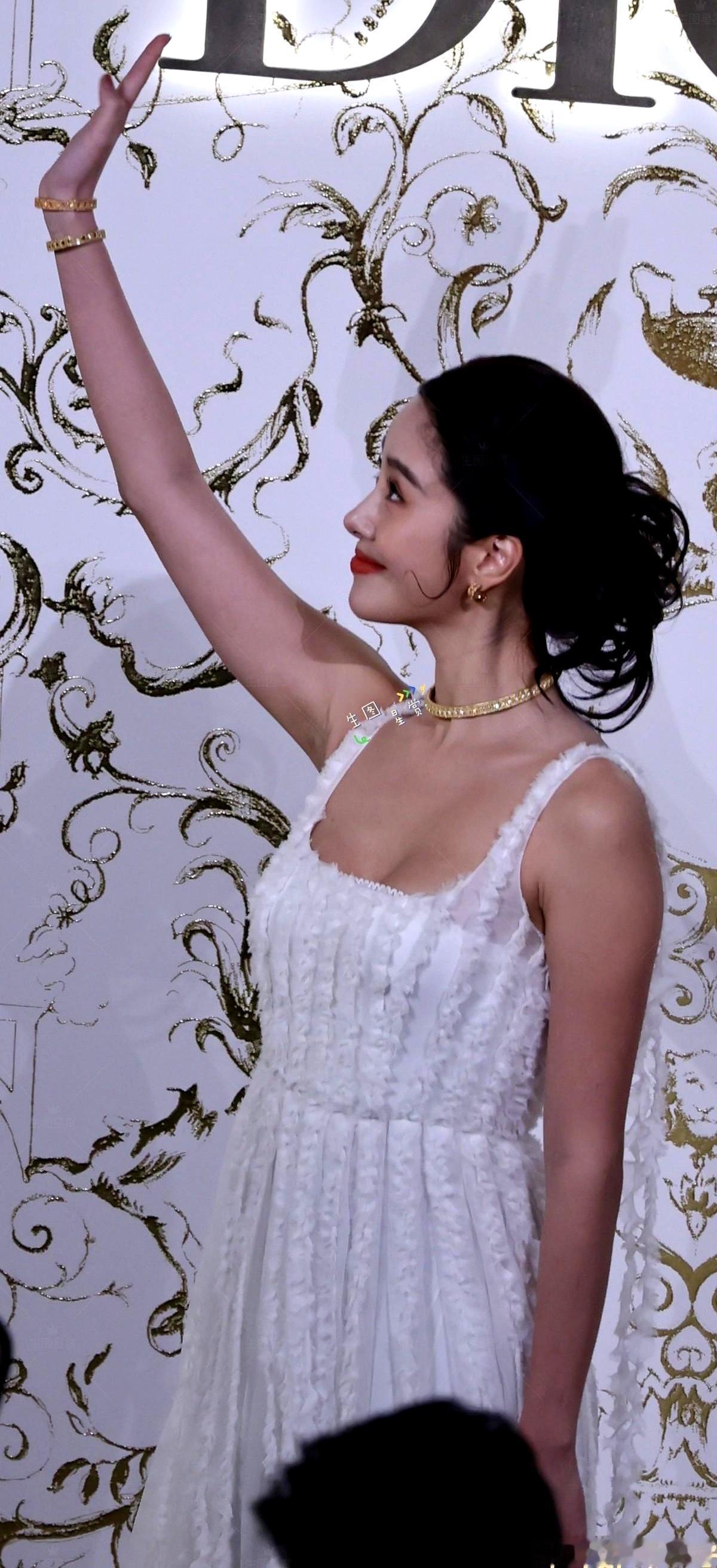 杨采钰在南京Dior活动上刷屏了。
 

34岁的她状态紧致，靠每周四五次普拉提