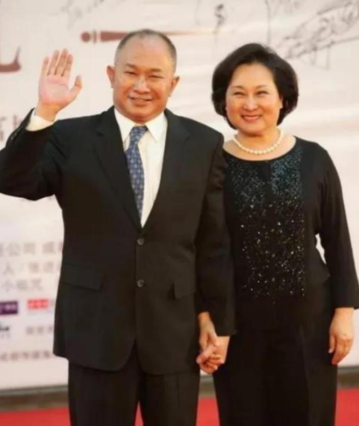 2012年，著名导演吴宇森确诊淋巴癌，变卖北京房产赴美治疗；8年后，妻子牛春龙患