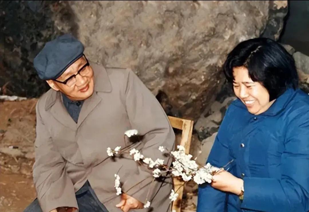 主持人问邵华：“毛岸青懂浪漫吗？他能否正常上班？”邵华还是回答了。

毛岸英的身