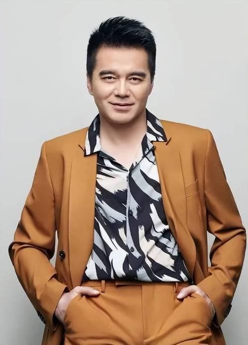 近日，演员许亚军被曝在美国，恰逢前妻何晴离世，他未公开悼念且疑似缺席告别仪式，引