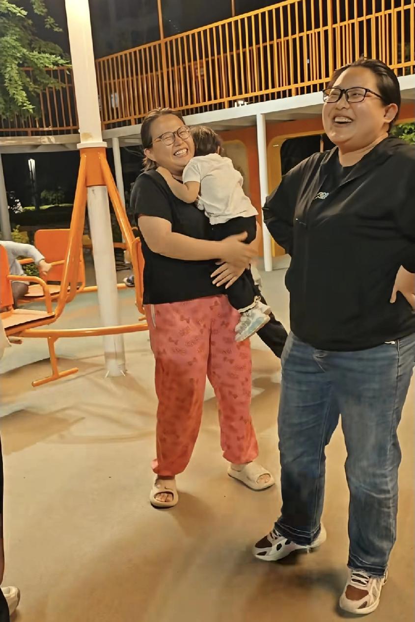解释不清了！河北，两岁女童和哥哥下楼玩，没曾想竟把陌生阿姨当成自己妈妈，任凭哥哥