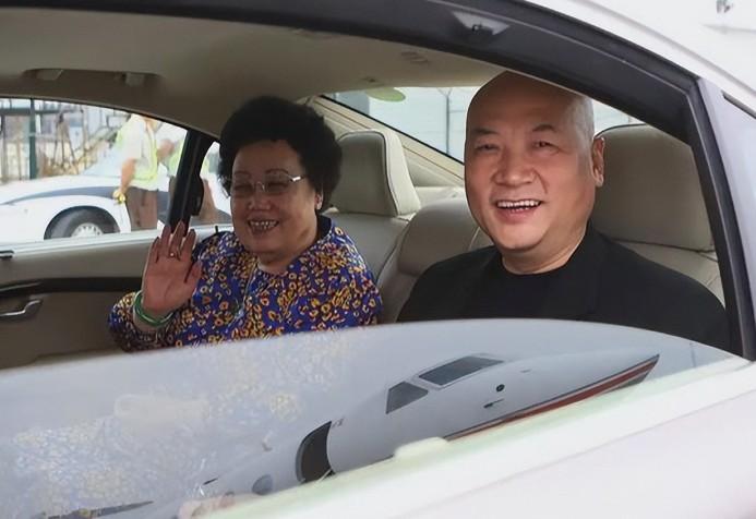 陈丽华耽误了迟重瑞一辈子。
 
光听两人的称呼就不自在，说话带您，董事长，哪像两