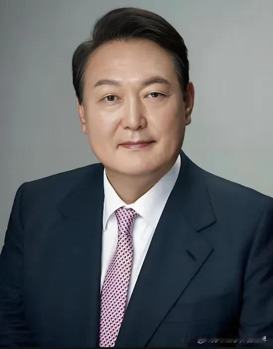 尹锡悦现在最大的绝招就是拒不配合，特检组调查，他不配合，特检组拘留，他也不配合。