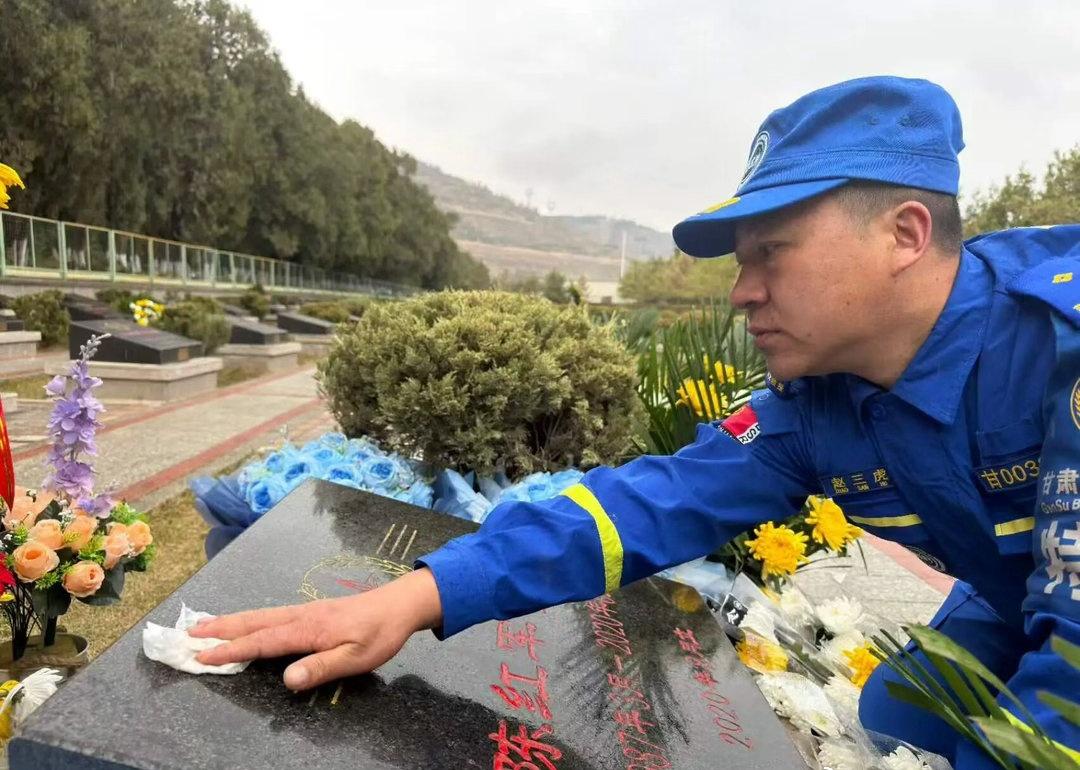 缅怀革命先烈 传承英烈精神—  甘肃蓝天救援队开展烈士陵园祭扫活动
      