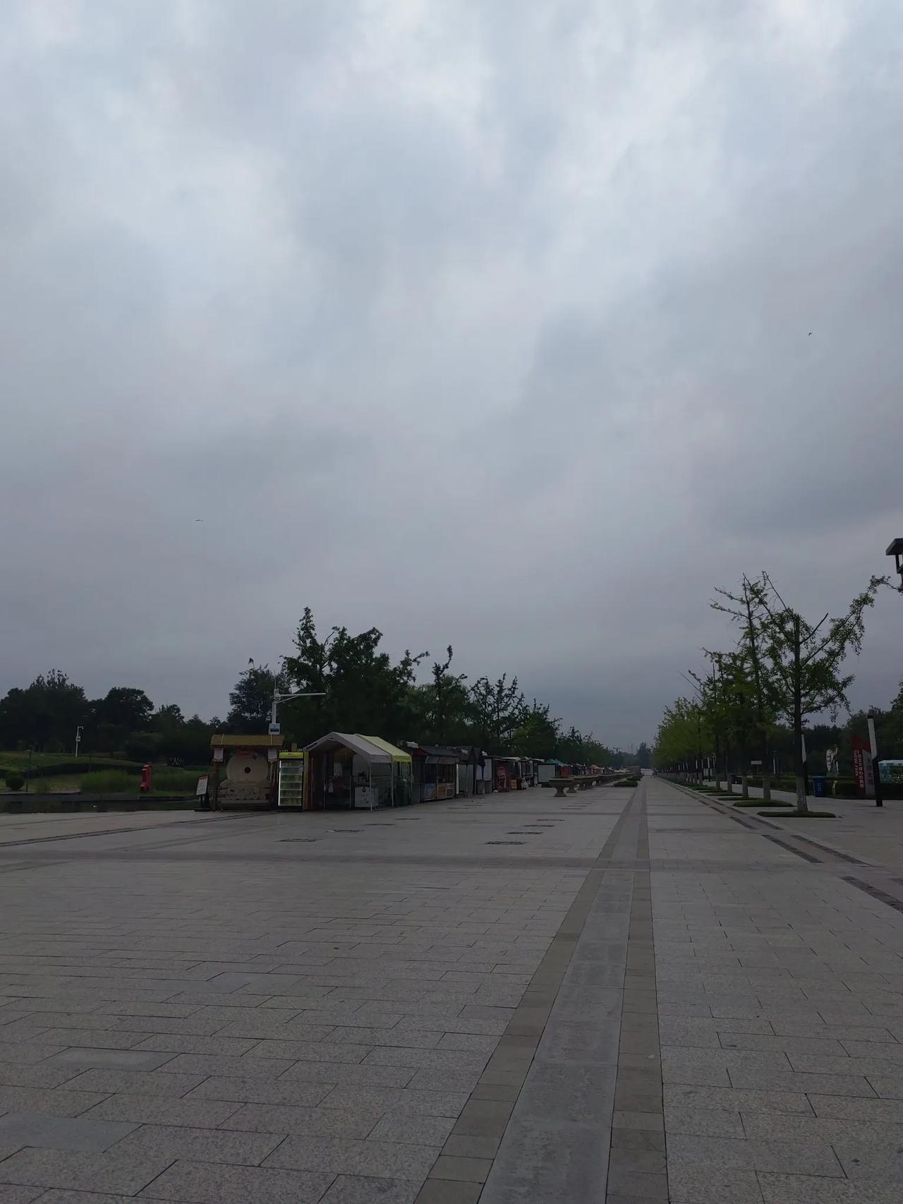 乌云密布，看来今天还会下雨的