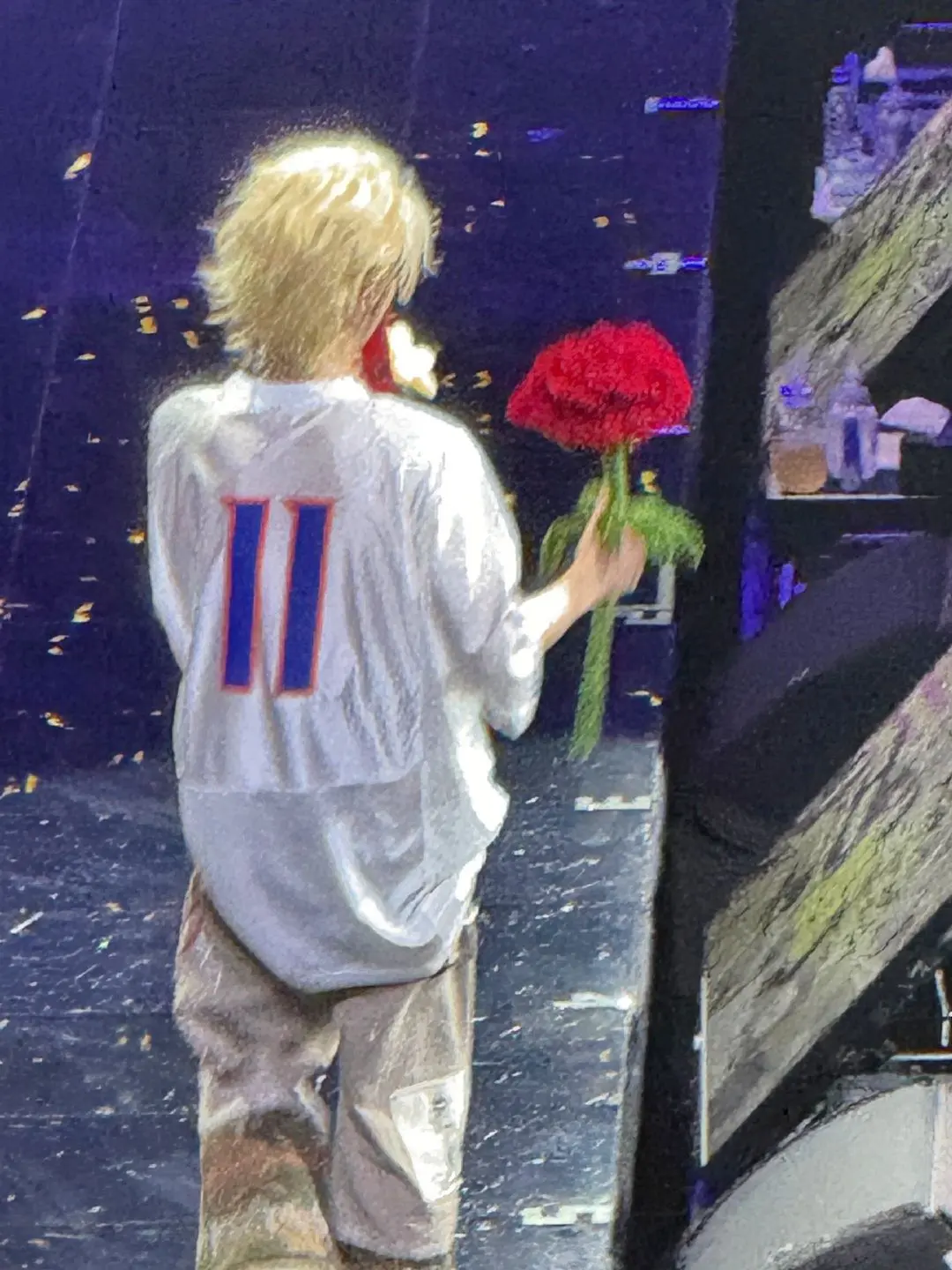 像个小王子拿着公主送的玫瑰花🌹