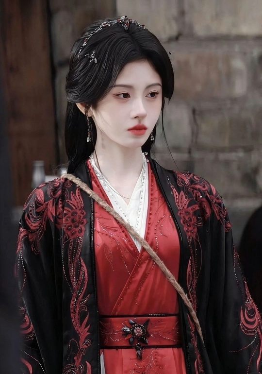 鞠婧祎彩排鞠婧祎彩排真的太绝了！全开麦稳如CD，清透嗓音穿透力拉满，素颜淡妆、私