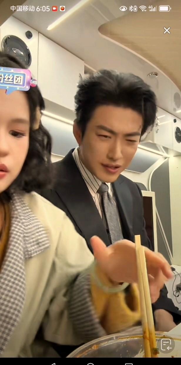 镜头怼脸上问“你配吗？
”全网都在刷“配不上”。
于龙咧嘴笑了。
“这话不假。