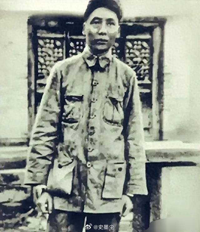 毛泽东同志 正是消瘦的身影，在苟坝的雨夜提着马灯拯救了中国革命。那时候中国的革命