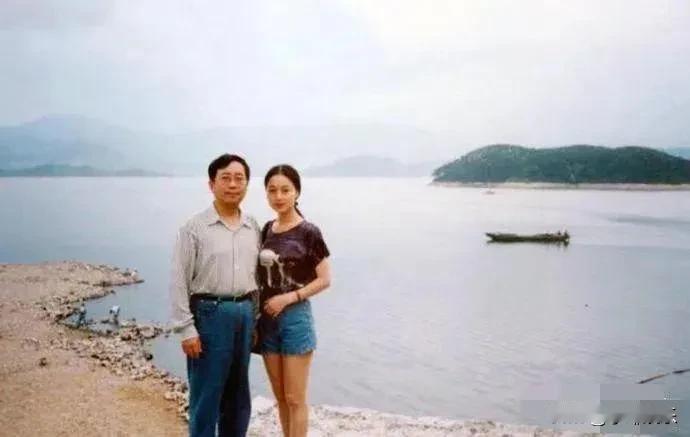 黄梅戏演员马兰和丈夫余秋雨，当年马兰不顾一切嫁给了大16岁的作家余秋雨，结婚30