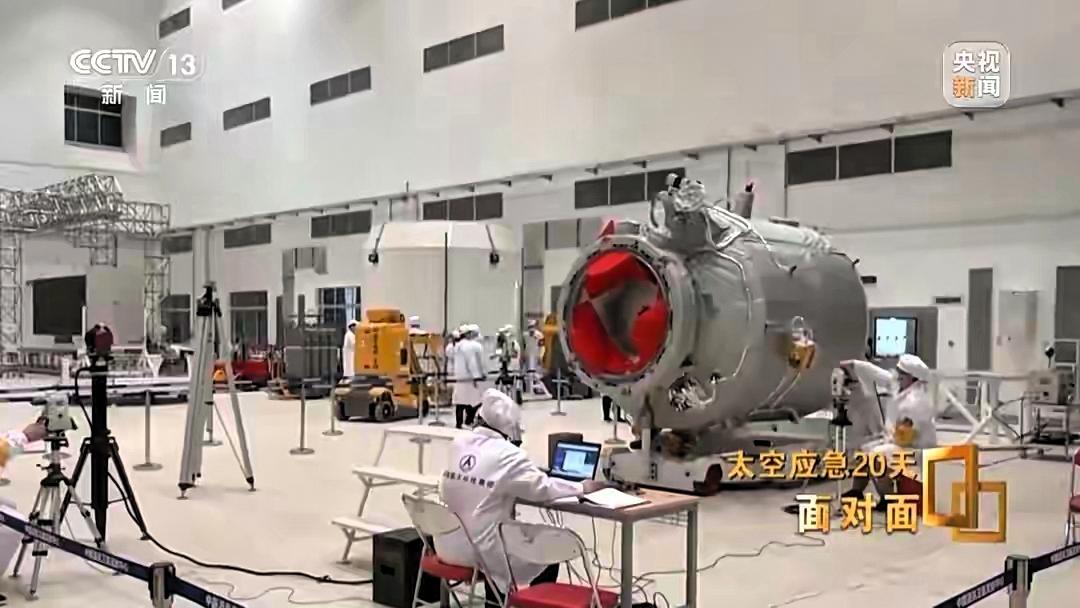 神20返回舱玻璃裂纹是个三角形
 
这个看似不起眼的三角形痕迹，在2025年11